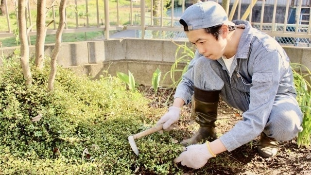 草刈りをする男性